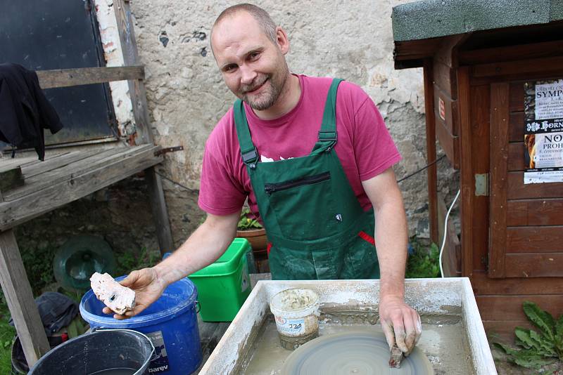 Umělci a výtvarníci tvoří svá díla na hradě Hauenštejně.