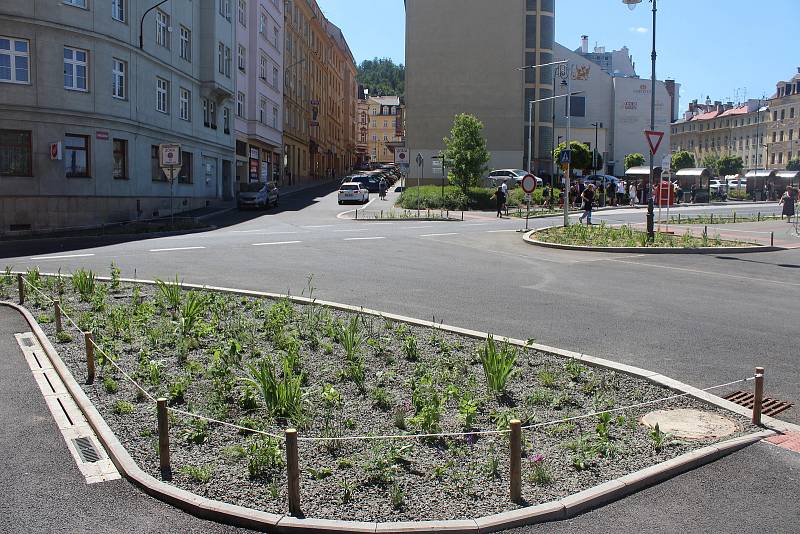 Změn v rámci rekonstrukci doznalo nejen nástupiště a přístřešek, ale i okolní ulice. Navíc je terminál ozdoben hned několika novými květinovými záhony, i nevyužitá travnatá plocha je nyní plná květin.