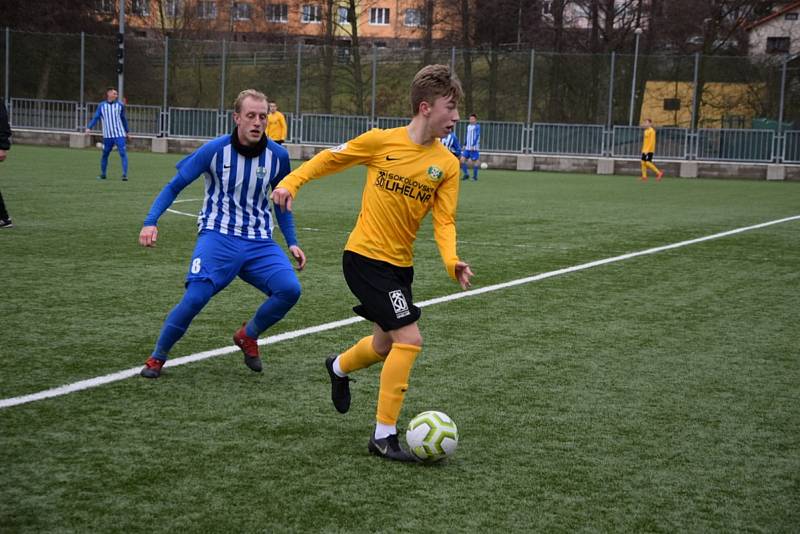 Baníkovci (ve žlutém) sahali v souboji s divizním Ostrovem po senzaci, nakonec prohráli dobře rozehraný duel těsně 2:3.