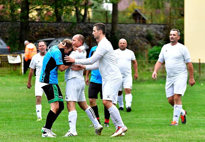 Nejen fotbalové kluby, ale také fanoušci z Karlovarského kraje stále nervózně vyhlížejí rozhodnutí českého fotbalového svazu, jestli se budou jejich soutěže dohrávat, nebo budou předčasně definitivně ukončeny.