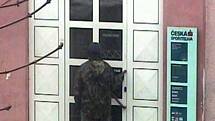 Přibližně třicetiletý muž v úterý 16. března 2010 v půl jedné odpoledne vyloupil pobočku České spořitelny v Karlových Varech – Staré Roli.