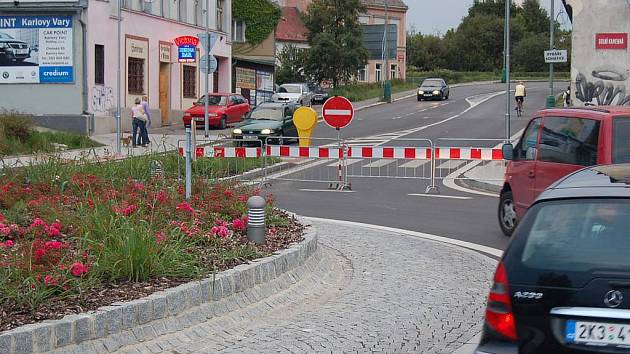 Přes noc vše jinak. Část Sokolovské ulice je od sobotního rána uzavřena. Někteří řidiči si na tuto náhlou uzavírku stěžují, podle radnice však byla plánována dlouhodobě a lidé byli informováni