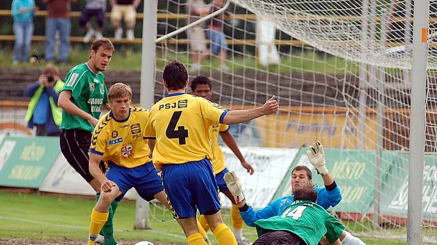 Ve 28. kole druhé fotbalové ligy Baník Sokolov (v zeleném) roz­střílel v domácím prostředí mužstvo Jihlavy v poměru 5:0.