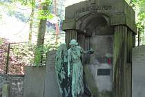 Socha padlého, ukradeného a  rozřezaného anděla z hrobky rodiny Puppů z drahovického hřbitova v Karlových Varech.