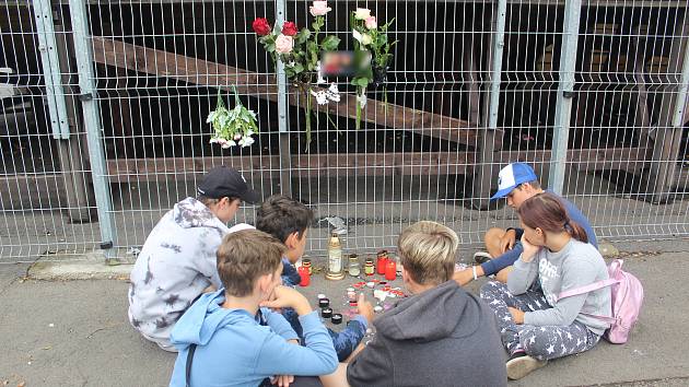 Kamarádi vzpomínají na dvanáctiletou dívku, která v pátek uhořela ve skateparku v Ostrově.