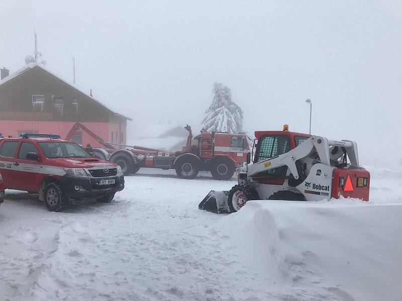 V Božím Daru operují silničáři i hasiči se svojí technikou.