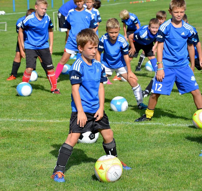 Nejdek žil po celý týden fotbalovým kempem Josefa Hamouze Nejdek – Pět dní. Tak dlouho trval na nejdeckém stadionu premiérový fotbalový kemp Josefa Hamouze, tedy nejdeckého odchovance a například mistra ligy v dresu Slovanu Liberec. Kempu se zúčastnilo ce