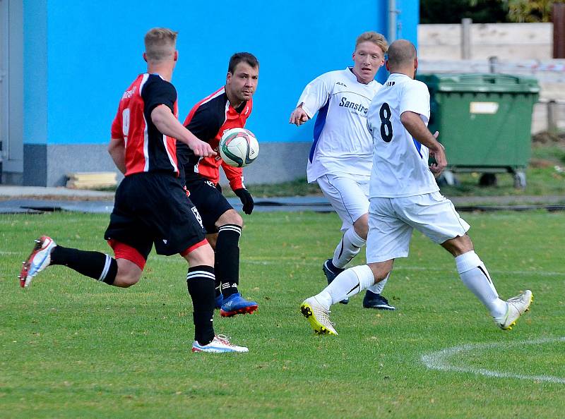 Cennou výhru si připsal v derby s Horním Slavkovem (v bílém) na své konto chodovský Spartak (v červenočerném), když nakonec rozhodl o své výhře 2:1 v 90.minutě.