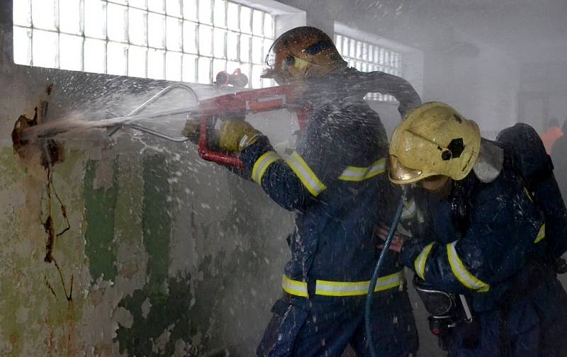 Také dobrovolní hasiči, stejně jako jejich profesionální kolegové, absolvují náročný výcvik. Má je připravit na zvládnutí náročných zásahů všeho druhu, včetně vlastního hašení ohně.