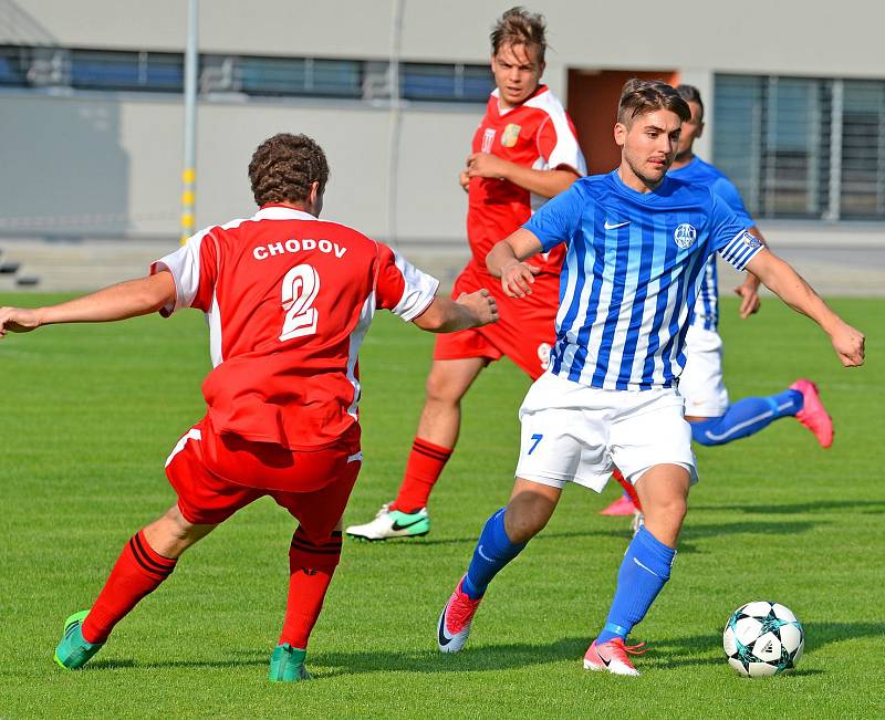 Ostrov (modrobílém) si o víkendu připsal na konto třetí výhru, když pokořil Chodov (v červeném) vysoko 7:0.