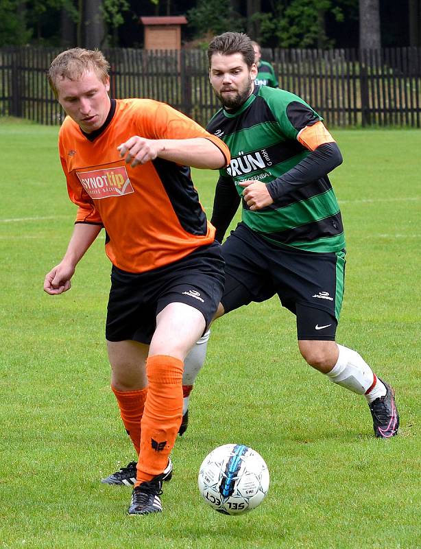 Souboj nováčků jasně vyzněl v úvodním kole okresního přeboru pro Toužim B (v oranžovém), která porazila Pernink vysoko 6:1.