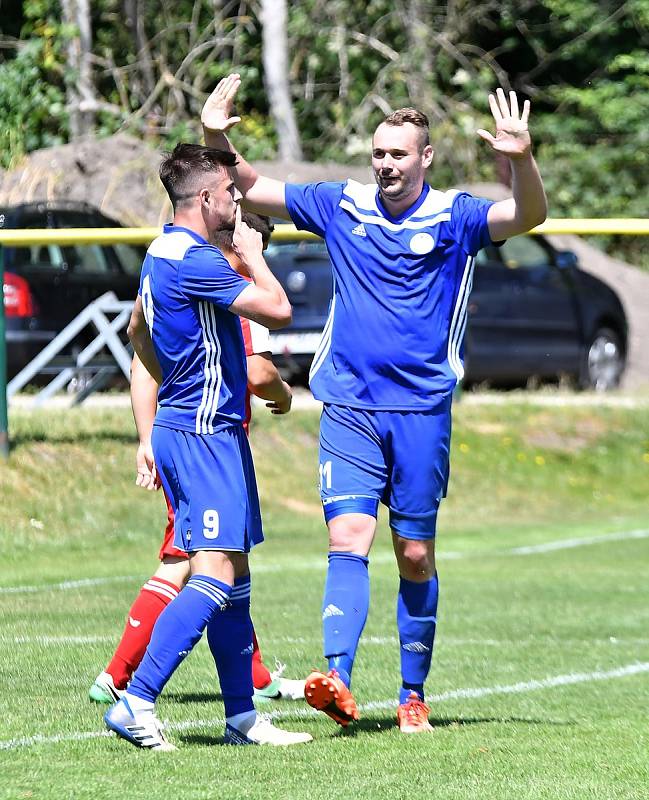 Karlovarská Slavia se loučila s domácím prostředím ve Fortuna ČFL porážkou 3:4 s Velvary (v modrém).