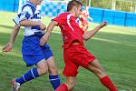 Do finále krajského poháru mužů se probojovali v penaltovém rozstřelu fotbalisté Ostrova (v pruhovaném) 6:5 na pk.