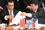 Ze slavnostního podpisu dohody mezi společnostmi Czech Industry Group a čínská firma Shijiazhuang Zhongxing Machinery.