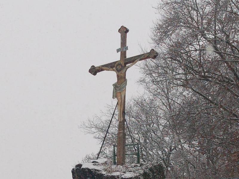 Kříž, který nyní zdobí mohutnou žulovou skálu nedaleko Grandhotelu Pupp, vznikl v roce 1990 z iniciativy skupiny karlovarských výtvarníků.