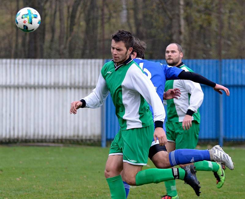 I když Vojkovice (v zeleném) během souboje s Nejdkem B dvakrát prohrávaly, nakonec se radovaly z výhry 3:2.