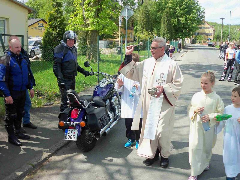 Motorkáři v Karlovarském kraji zahájili novou sezonu společným setkáním, vyjížďkou, bohoslužbou a požehnáním strojům.