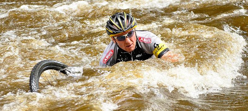 Nevyzpytatelný brod u tenisového areálu Gejzírpark nadělal v rámci 19. ročníku Karlovarského  AM bikemaratonu nejednomu bikerovi nemálo starostí, když někteří z nich se nedobrovolně vykoupali. Jak tomu bude letos?