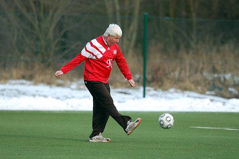 Na ostrovské umělce se na druhý vánoční svátek sešli hráči klubů z Poohří. Staré gardy Kyselky (v červeném) a Vojkovic (v modrém). Utkání skončilo nerozhodně 3:3 