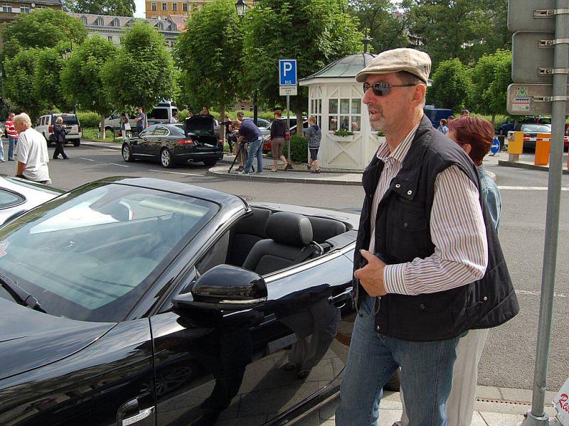 V rámci jedinečné akce 500 mil českých, která je oslavou 50. výročí vzniku auta  Jaguar E-type, dorazily nablýskané vozy také do Karlových Varů. 