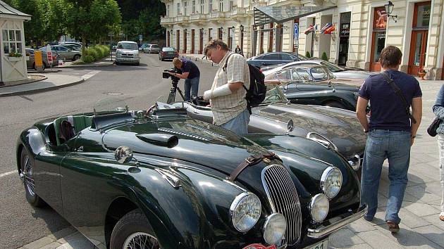 V rámci jedinečné akce 500 mil českých, která je oslavou 50. výročí vzniku auta  Jaguar E-type, dorazily nablýskané vozy také do Karlových Varů. 