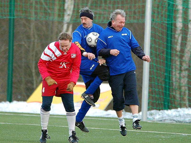 Na ostrovské umělce se na druhý vánoční svátek sešli hráči klubů z Poohří. Staré gardy Kyselky (v červeném) a Vojkovic (v modrém). Utkání skončilo nerozhodně 3:3 