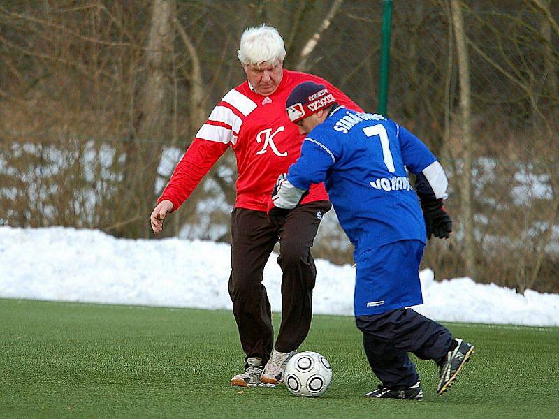 Na ostrovské umělce se na druhý vánoční svátek sešli hráči klubů z Poohří. Staré gardy Kyselky (v červeném) a Vojkovic (v modrém). Utkání skončilo nerozhodně 3:3 