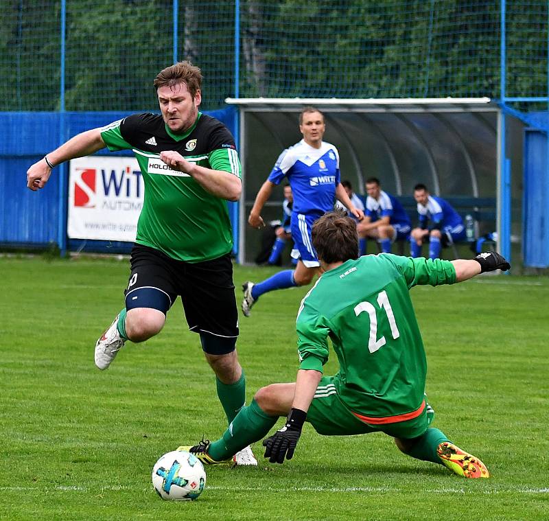 FK Nejdek (v modrém) slavil sté výročí duelem s karlovarskou Energií, remízou 8:8.