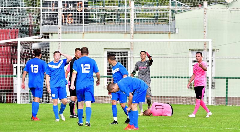 Cenný bod si připsala ve 4. kole krajské I. A třídě na konto rezerva FK Ostrov, která dosáhla v souboji s TJ Karlovy Vary-Dvory po výsledku 1:1 na bodový zisk.