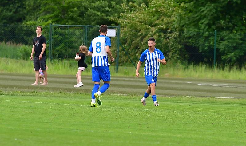 Fotbalisté Ostrova remizovali v předposledním kole s Českým Brodem 1:1, ale na záchranu v soutěži to nestačilo, jelikož Slaný obstál v derby s Kladnem, a definitivně tak ukončil šance ostrovského výběru na záchranu v divizní soutěži.