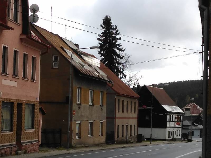 Pernink v Krušných horách dostal od vichřice pořádnou ránu. Mnoho domů přišlo o střechy a vjezd do obce se podařilo hasičům z části otevřít až v dopoledních hodinách. Obec je stále bez elektřiny, a protože padající stromy strhly elektrické vedení a na mno