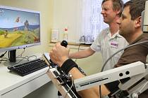 Speciální robotická ruka pomáhá pacientům s návratem do běžného života.