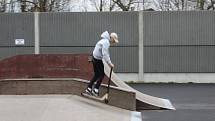 Ostrovský skatepark je opět otevřený. V sobotu zde dováděli kluci na koloběžkách.