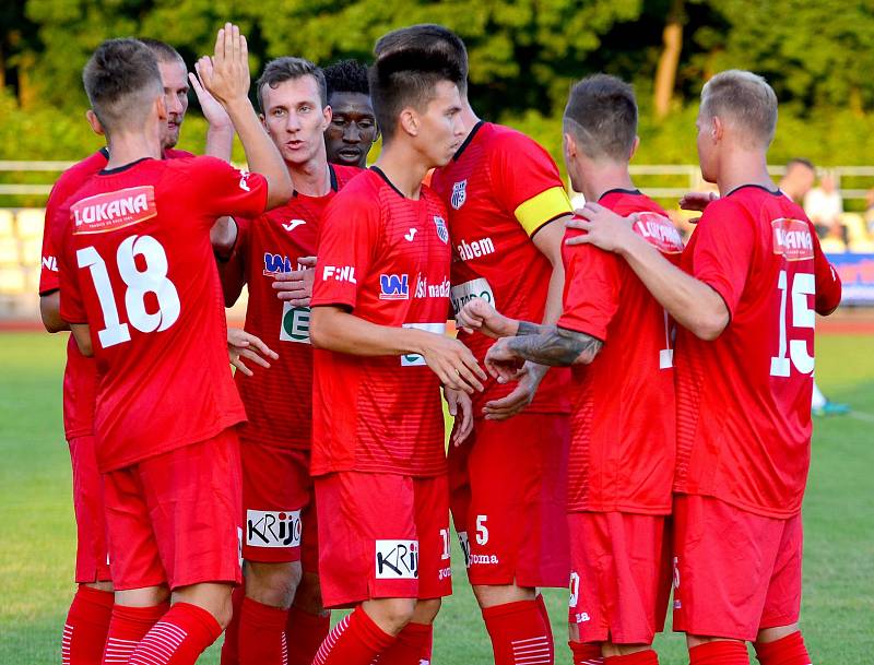 Mariánskolázeňská Viktorie ( v bílém) v prvním kole MOL Cupu nestačila na favorizované Ústí nad Labem (v červeném), kterému podlehla 1:4.