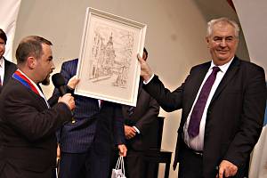 Prezident Miloš Zeman na návštěvě v Kraslicích, kde dostal hned několik darů.