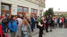 Asi 200 lidí se sešlo u karlovarské Tržnice, aby se připojili k protestům Milion chvilek, které se konaly i na jiných místech země. Organizátoři s demonstranty zde vyzvali premiéra Andreje Babiše a ministryni Marii Benešovou k rezignaci.