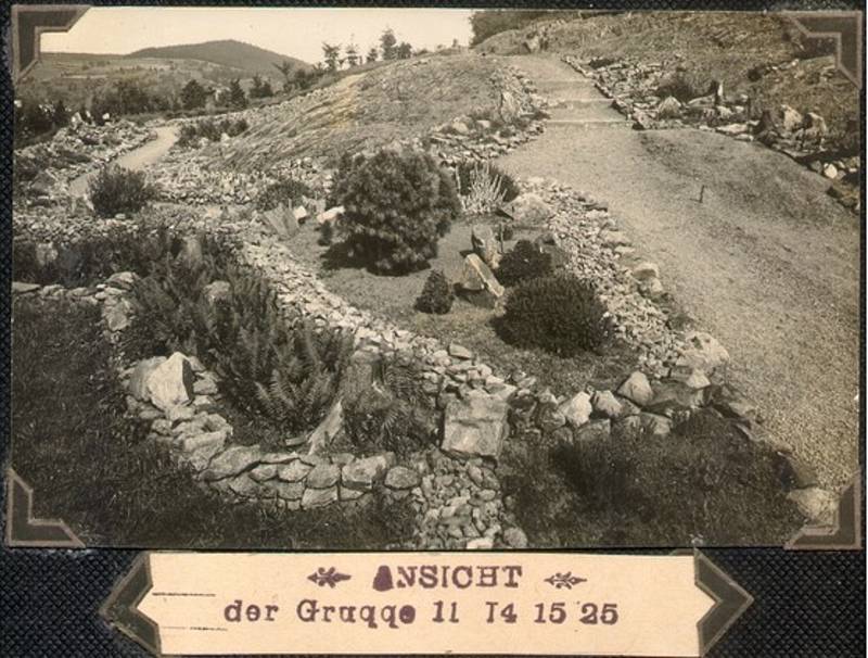 Dobové fotografie Bečovské botanické zahrady.