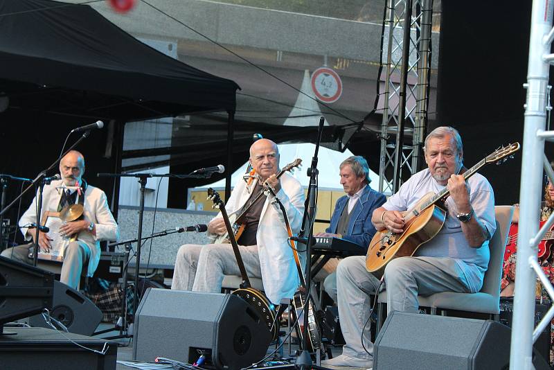 V rámci Karlovarského kulturního léta 2020 vystoupil Banjo Band Ivana Mládka.