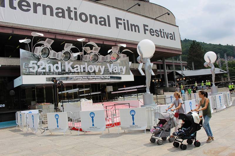 Na poslední tiskové konferenci před zahájením 52. ročníku Mezinárodního filmového festivalu představilo novinky festivalové vedení v čele s prezidentem Jiřím Bartoškou. V Karlových Varech pak vrcholí přípravy na zahájení festivalu.