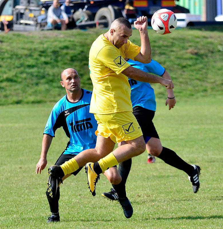 Premiérovou prohru v podzimní části okresního přeboru si připsaly na konto Dalovice (ve žlutém), když nestačily v poměru 2:5 na Božičany (ve světle modrém). Děpoltovice (v černém) pak uhrály v derby s Nejdkem B (v tmavě modrém) remízu 3:3.