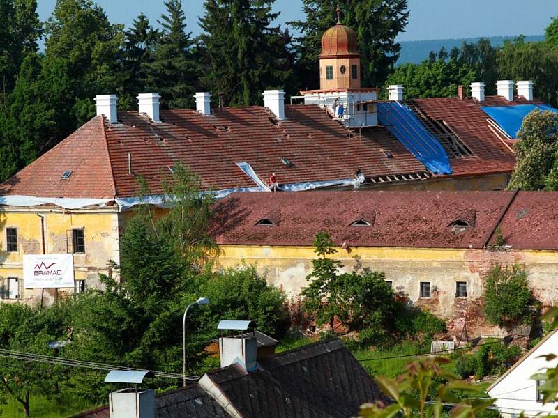 Mílovými kroky postupuje oprava zámku ve Štědré. Polorozpadlý a zanedbaný objekt se nyní pyšní novou střechou a práce na jeho záchraně pokračují.