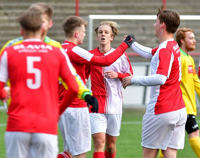 Souboj rezerv ovládla karlovarská Slavia, která porazila Březovou B (ve žlutém) 5:0.