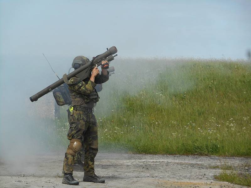 Vojáci z protiletadlového pluku ve Strakonicích se ve středu rozloučili se starými raketovými komplety typu Strela-10.