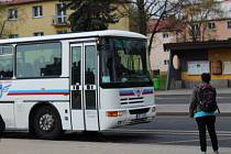 V Ostrově už zase jezdí autobusy. Jen už to není Dopravní podnik Ostrov, ale Dopravní podnik Karlovy Vary.
