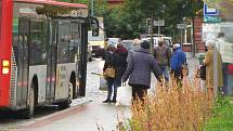 I na zastávkách městské hromadné dopravy na Chebsku musejí mít lidé roušky. Během středečního dne ji na obličeji i při čekání na autobus měli všichni lidé. Ti, kteří si roušku zapomněli, nebo neměli s sebou si nos a ústa chránili rukávem bundy.