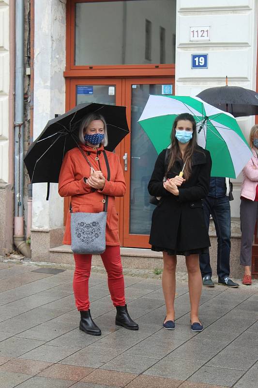 Také v Karlových Varech se lidé připojili k protestním akcím proti premiéru Andreji Babišovi.