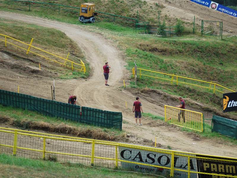 Do zahájení Mistrovství světa v motokrosu zbývaly už jen hodiny.