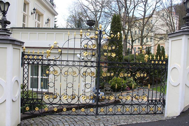 Součástí prodávané Vily Lützow je i nádherná zahrada. Legendární socha kočky obrácené zády k městu stojí opodál.
