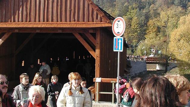 Opravený dřevěný most v Radošově se po roce 2003 stal velkým lákadlem pro turisty.