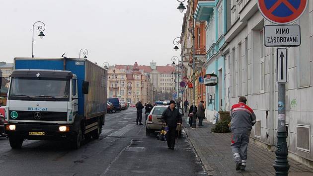 Drahé stání. Ve Varšavské ulici strážníci kontrolují nepovolené stání aut.